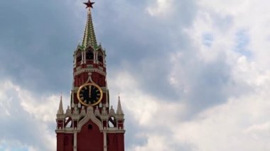 Saatin üzerindeki eller Moskova Kremlin Rusya 'nın Spasskaya Kulesi' ne bakıyor.