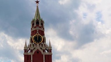 Saatin üzerindeki eller Moskova Kremlin Rusya 'nın Spasskaya Kulesi' ne bakıyor.