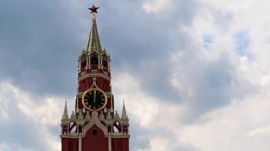 Saatin üzerindeki eller Moskova Kremlin Rusya 'nın Spasskaya Kulesi' ne bakıyor.