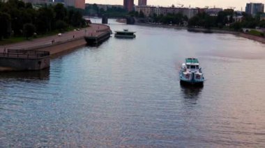 Rusya nehrinin yüzeyinde bir nehir nakliye gemisinin hareketi