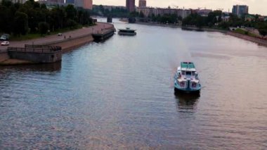 Rusya nehrinin yüzeyinde bir nehir nakliye gemisinin hareketi