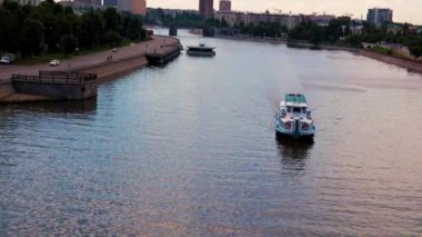 Rusya nehrinin yüzeyinde bir nehir nakliye gemisinin hareketi