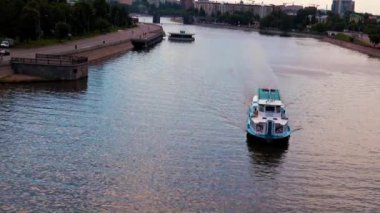 Rusya nehrinin yüzeyinde bir nehir nakliye gemisinin hareketi