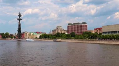 Rusya 'nın Moskova Nehri' nin kıyısındaki yerleşim birimlerinde.