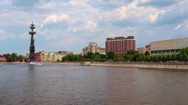 Rusya 'nın Moskova Nehri' nin kıyısındaki yerleşim birimlerinde.