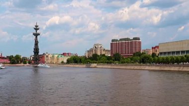 Rusya 'nın Moskova Nehri' nin kıyısındaki yerleşim birimlerinde.