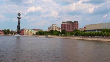 Rusya 'nın Moskova Nehri' nin kıyısındaki yerleşim birimlerinde.