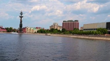 Rusya 'nın Moskova Nehri' nin kıyısındaki yerleşim birimlerinde.