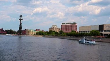 Rusya 'nın Moskova Nehri' nin kıyısındaki yerleşim birimlerinde.