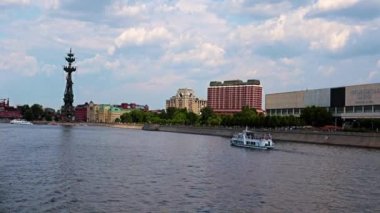 Rusya 'nın Moskova Nehri' nin kıyısındaki yerleşim birimlerinde.