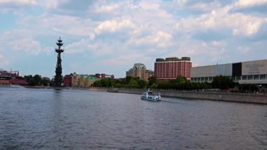 Rusya 'nın Moskova Nehri' nin kıyısındaki yerleşim birimlerinde.