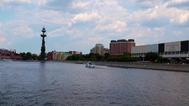 Rusya 'nın Moskova Nehri' nin kıyısındaki yerleşim birimlerinde.