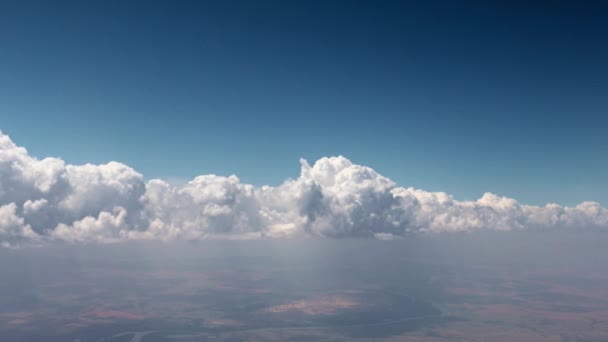 Ηλιακά Σύννεφα Στον Ουρανό Όταν Φαίνεται Από Ένα Κινούμενο Αεροσκάφος — Αρχείο Βίντεο
