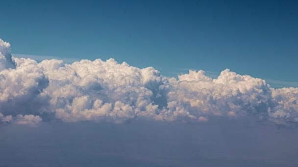 Ηλιακά Σύννεφα Στον Ουρανό Όταν Φαίνεται Από Ένα Κινούμενο Αεροσκάφος — Αρχείο Βίντεο