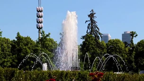 Chorros Fuente Agua Limpia Calle Ciudad Moscú Rusia — Vídeos de Stock