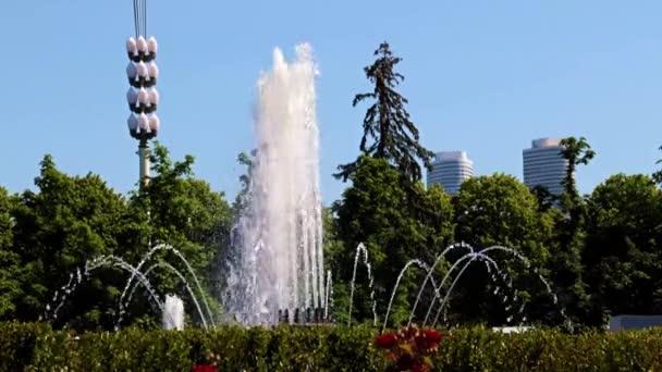 Jetstrålar Rent Vatten Fontän Gatan Staden Moskva Ryssland — Stockvideo