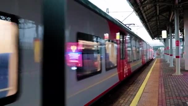 モスクワ市内の都市鉄道輸送と旅客駅の交通ロシア — ストック動画