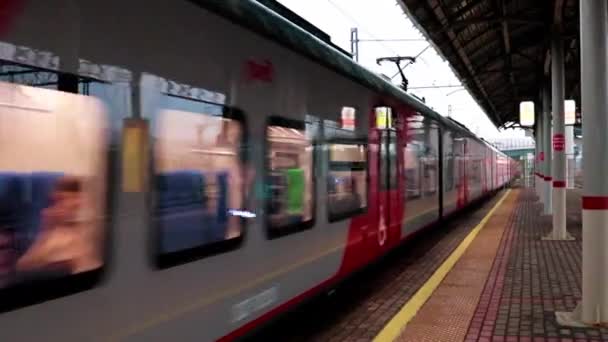 Ruch Miejskiego Transportu Kolejowego Stacji Pasażerskiej Miasta Moskwa Rosja — Wideo stockowe