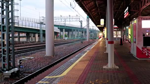 Tráfico Transporte Ferroviario Urbano Estación Pasajeros Ciudad Moscú Rusia — Vídeo de stock