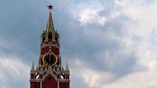 モスクワ クレムリン ロシアのスパスカヤ塔の時計台での手の動き — ストック動画