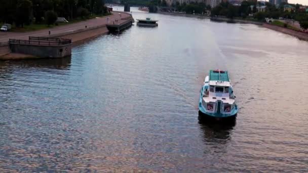 モスクワ川の水面における河川輸送用客船の動きロシア — ストック動画