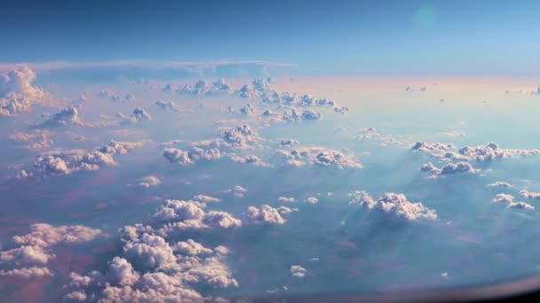 Blick Aus Dem Flugzeugfenster Auf Die Wolkenverhangene Himmelslandschaft — Stockvideo