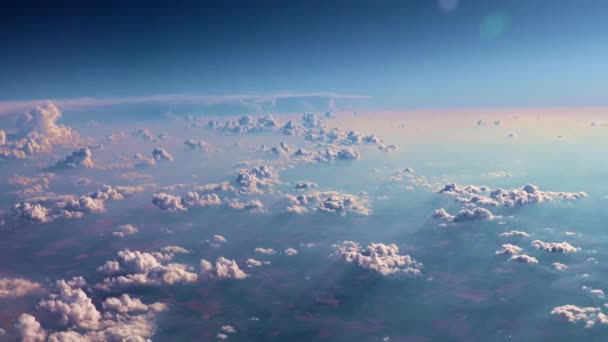 雲のある空の風景の上の航空機の窓からの眺め — ストック動画