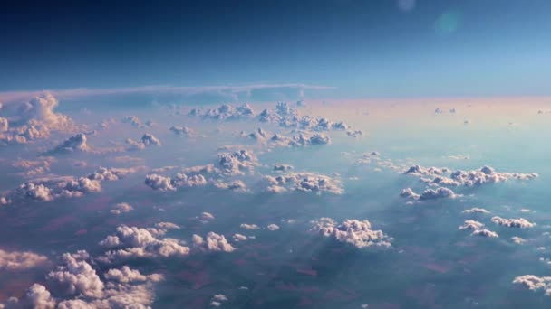 Blick Aus Dem Flugzeugfenster Auf Die Wolkenverhangene Himmelslandschaft — Stockvideo