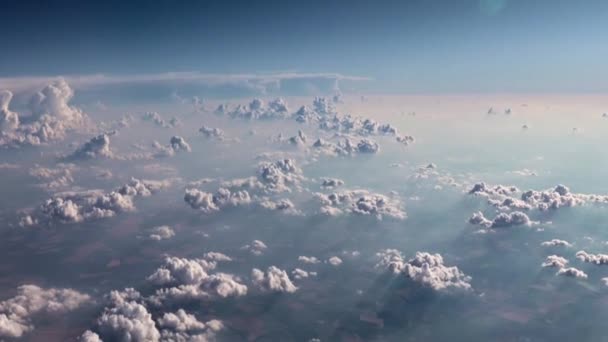 从飞机的窗户望去 天空中乌云密布 — 图库视频影像