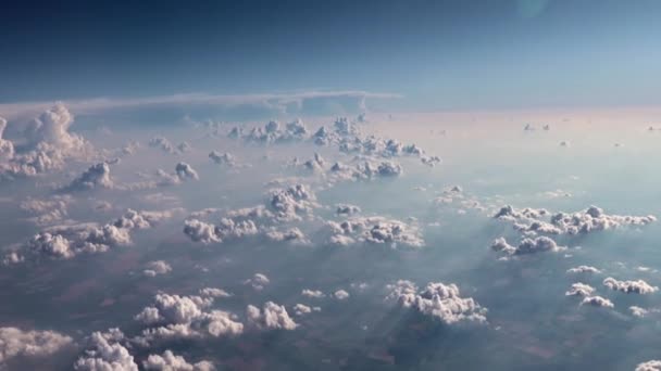 Blick Aus Dem Flugzeugfenster Auf Die Wolkenverhangene Himmelslandschaft — Stockvideo