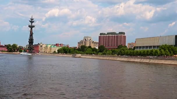 ロシアのモスクワ川の堤防上の住宅建築物 — ストック動画