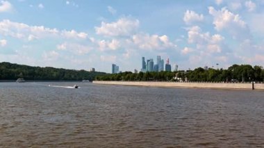 Moskova nehri Rusya 'nın yerleşim yerlerinde binalarla çevrili.