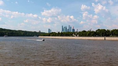 Moskova nehri Rusya 'nın yerleşim yerlerinde binalarla çevrili.