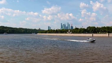 Moskova nehri Rusya 'nın yerleşim yerlerinde binalarla çevrili.