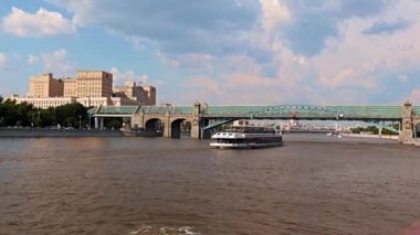 Moskova nehri Rusya 'nın yerleşim yerlerinde binalarla çevrili.