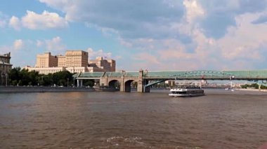 Moskova nehri Rusya 'nın yerleşim yerlerinde binalarla çevrili.