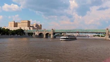 Moskova nehri Rusya 'nın yerleşim yerlerinde binalarla çevrili.