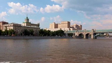 Moskova nehri Rusya 'nın yerleşim yerlerinde binalarla çevrili.