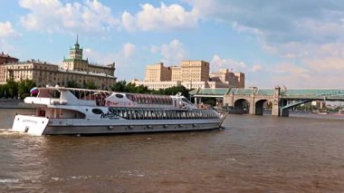 Moskova nehri Rusya 'nın yerleşim yerlerinde binalarla çevrili.