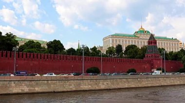 Moskova Rusya 'nın tarihi bölümünde eski Kremlin' in binaları ve duvarları