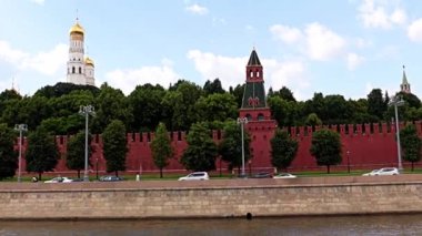 Moskova Rusya 'nın tarihi bölümünde eski Kremlin' in binaları ve duvarları