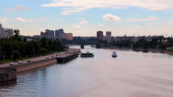 ヤウザ川の堤防とモスクワの住宅地ロシア — ストック動画