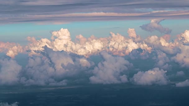 Vista Janela Aeronave Sobre Véu Das Nuvens Superfície Terra — Vídeo de Stock
