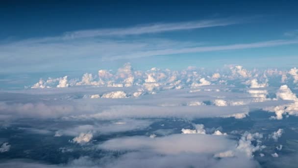 Θέα Από Παράθυρο Του Αεροσκάφους Στο Πέπλο Των Νεφών Και — Αρχείο Βίντεο