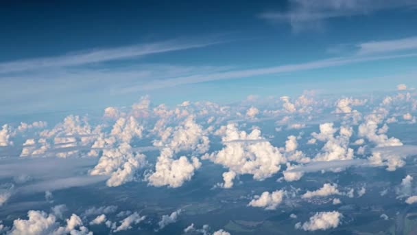 雲のベールと地球の表面上の航空機の窓からの眺め — ストック動画