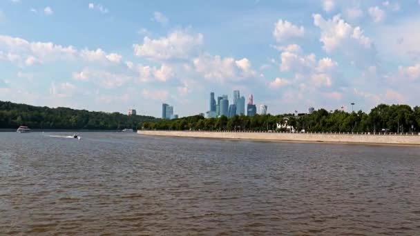 Moskauer Fluss Umgeben Von Gebäuden Den Wohnvierteln Russlands — Stockvideo