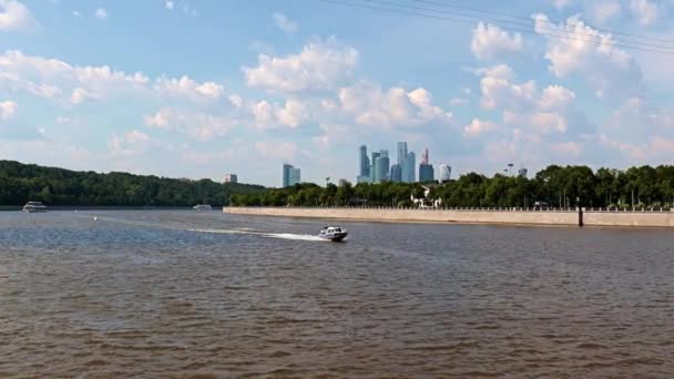 Moskva Flod Omgiven Byggnader Bostadskvarteren Ryssland — Stockvideo