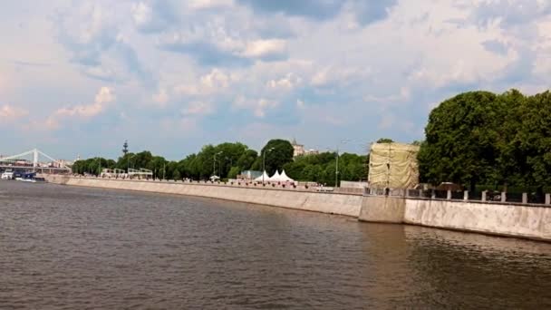 Ποταμός Της Μόσχας Περιτριγυρισμένος Από Κτίρια Στις Κατοικημένες Περιοχές Της — Αρχείο Βίντεο