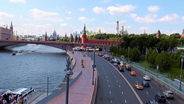Движение Дороге Набережной Города Москвы Россия — стоковое видео