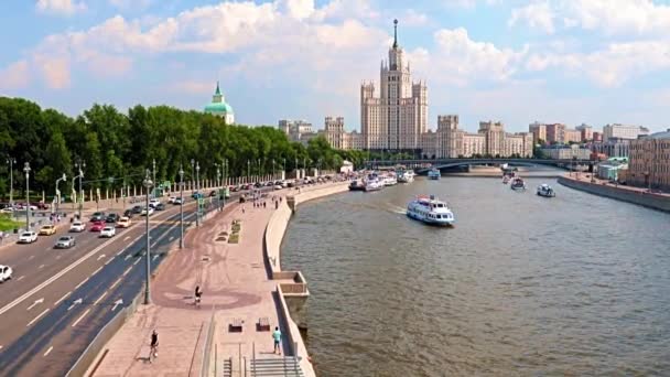 Движение Дороге Набережной Города Москвы Россия — стоковое видео